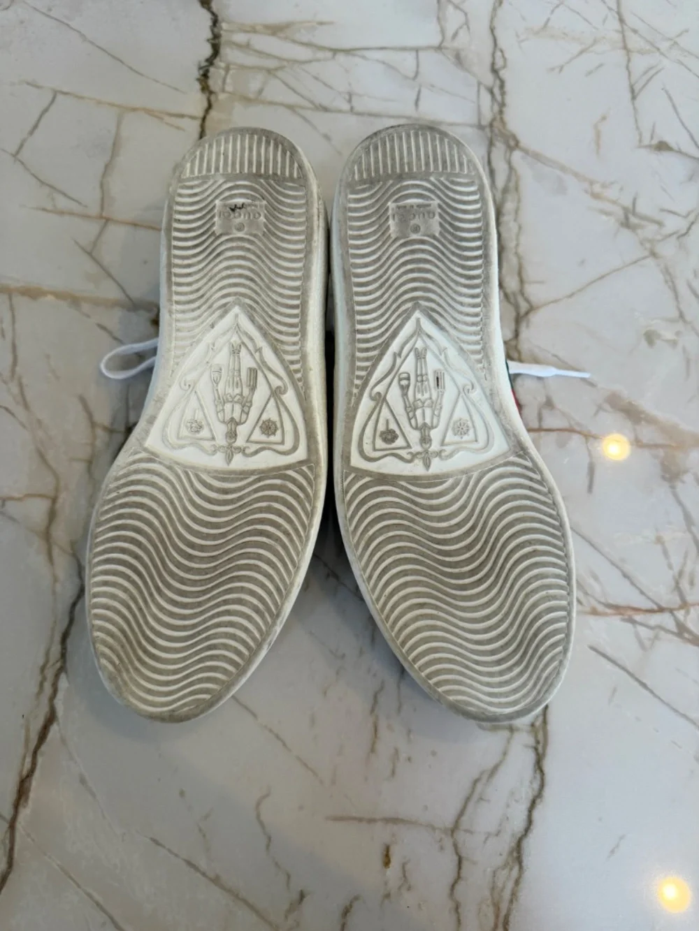 Gucci Ace Men's Sneakers with ribbon stripe and iconic bee motif